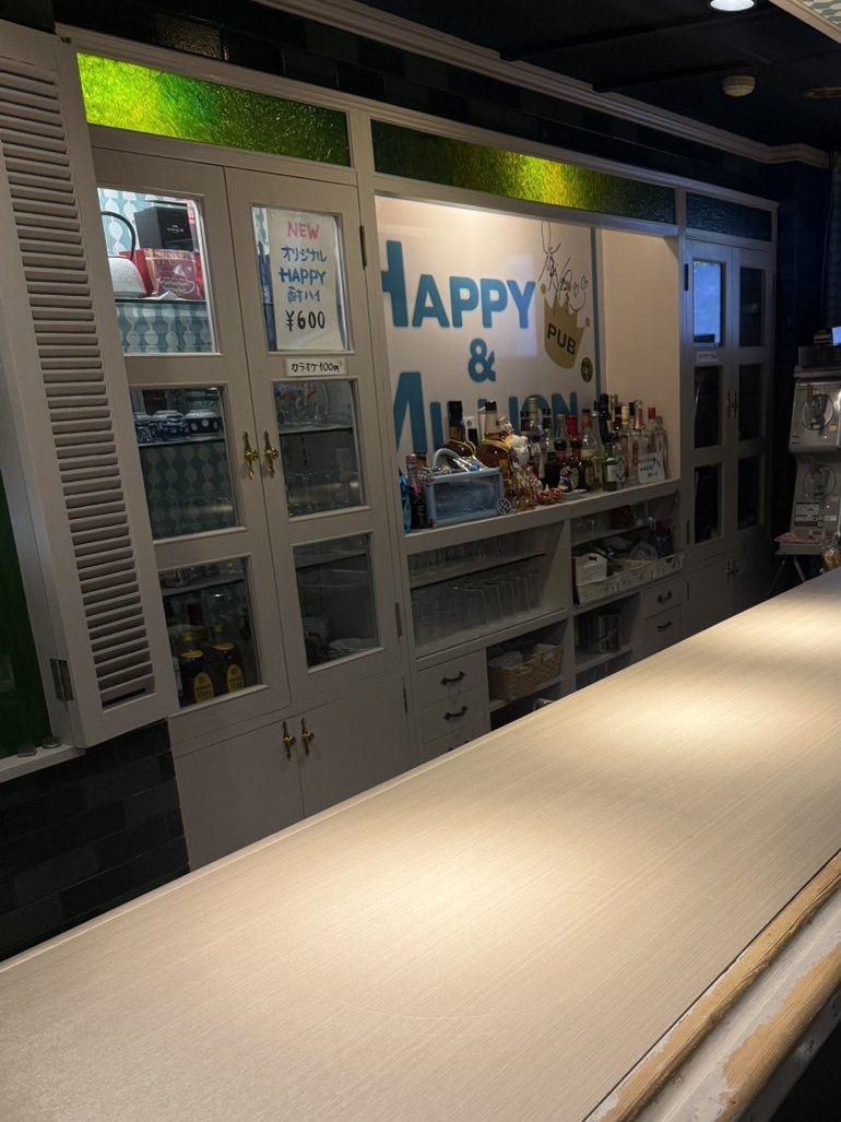 カウンター席。奥にお店の看板