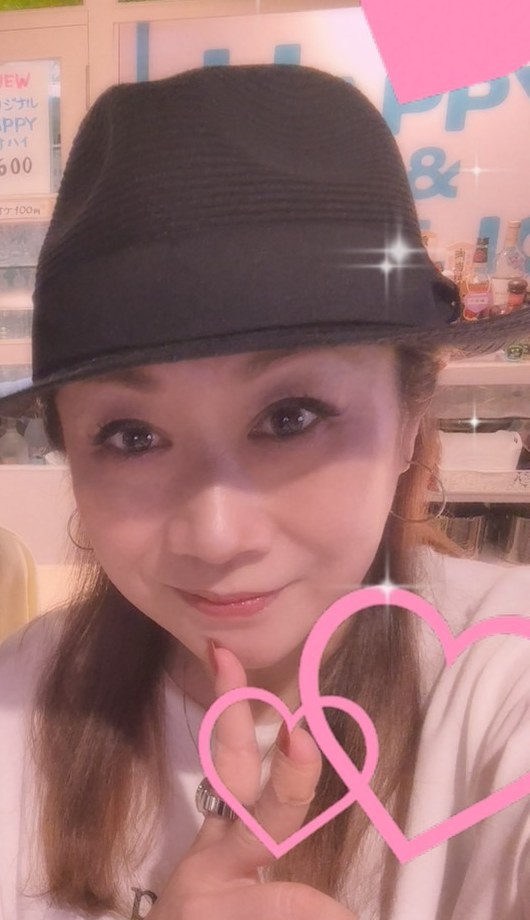 黒い帽子をかぶって笑うひよりママ